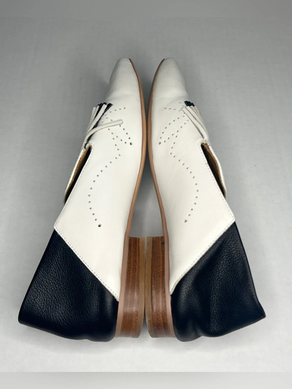About Arianne Women's Size 8 White & Black Fringe Leather Loafers